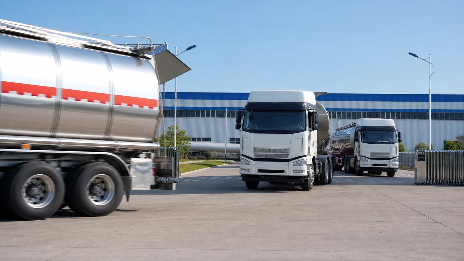 A batch of finished Shengrun semi-trailers lined up in the plant dispatch yard before export